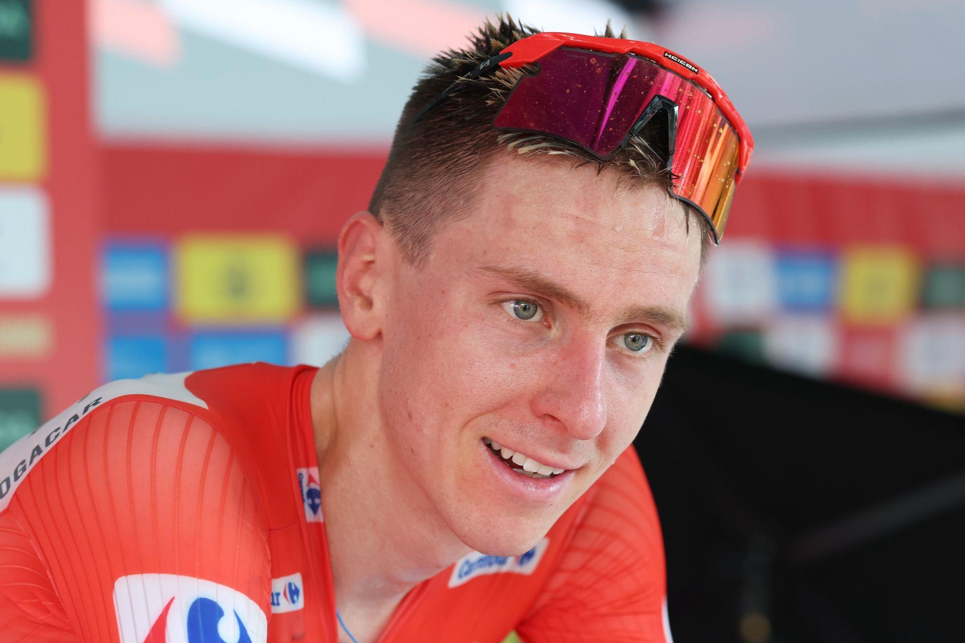 Tadej Pogačar revela tres vértebras fracturadas tras su caída en la Vuelta: “Solo estoy feliz de estar vivo”