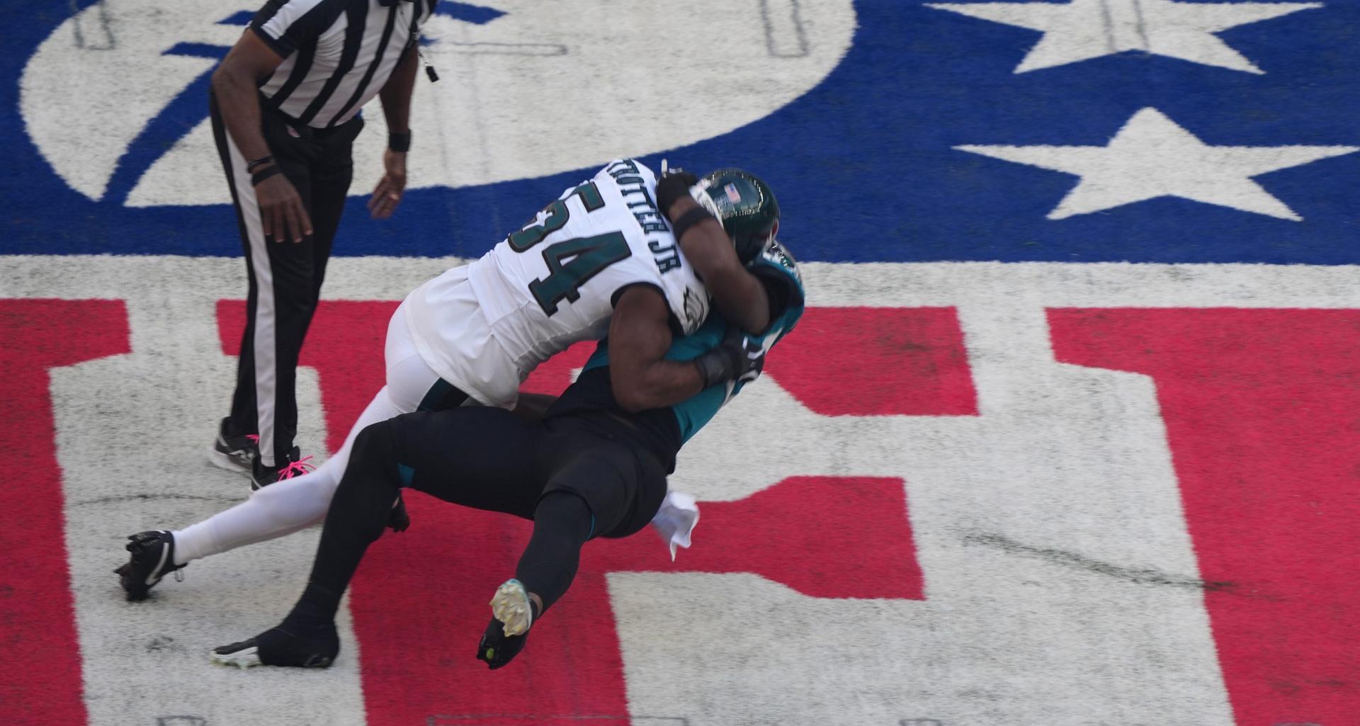 NFL Network no logra encontrar un repetición para explicar doble expulsión en el primer *kickoff* del partido Eagles-Jaguars