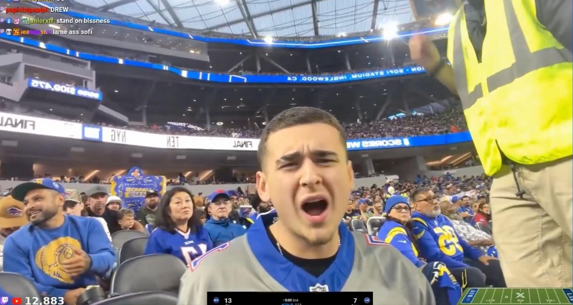 El streamer de Twitch Lacy es filmado mientras es retirado del SoFi Stadium durante el partido Bills-Rams
