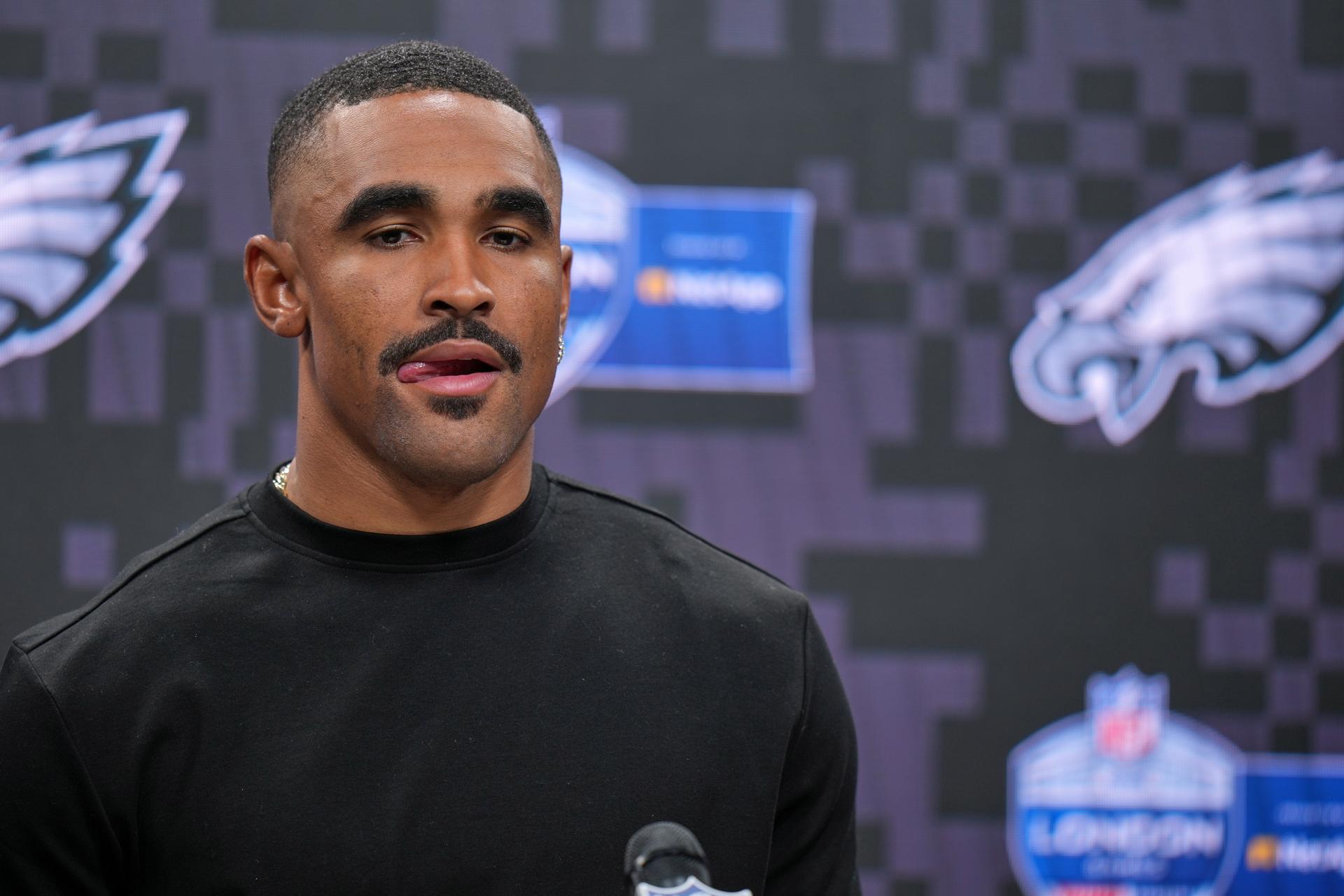 El mariscal de los Eagles, Jalen Hurts, jugando con coágulos de sangre merece un escrutinio exhaustivo