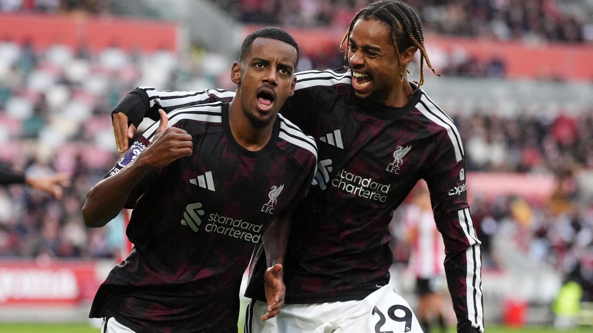 Isak sella victoria para Liverpool ante un Brentford con nueve jugadores