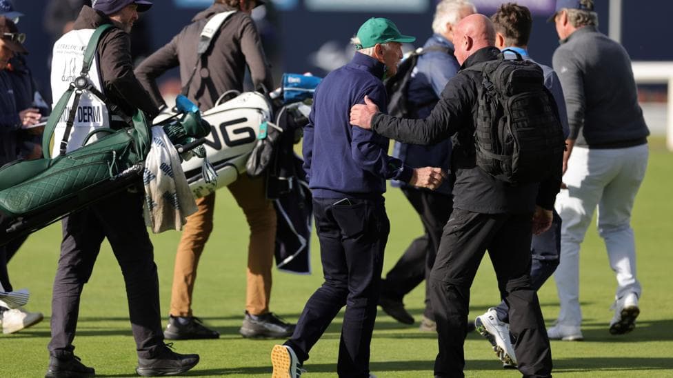 Desmond blanco de una protesta de aficionados del Celtic en el Alfred Dunhill