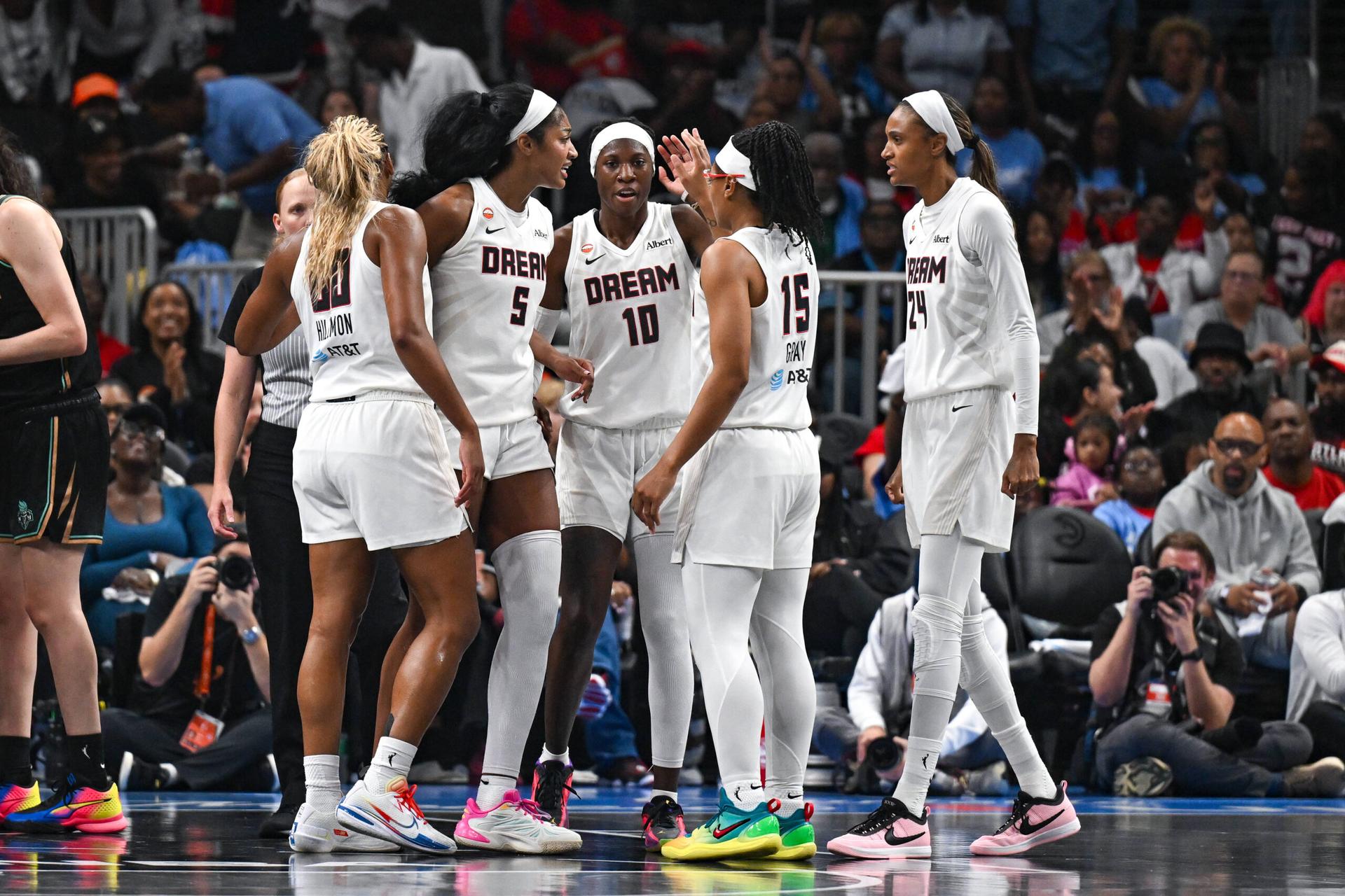 "Los árbitros dejaron que Angel Reese se saliera con la suya": reportera de la WNBA cuestiona a la estrella de los Dream tras evitar sanción por dos jugadas físicas virales consecutivas