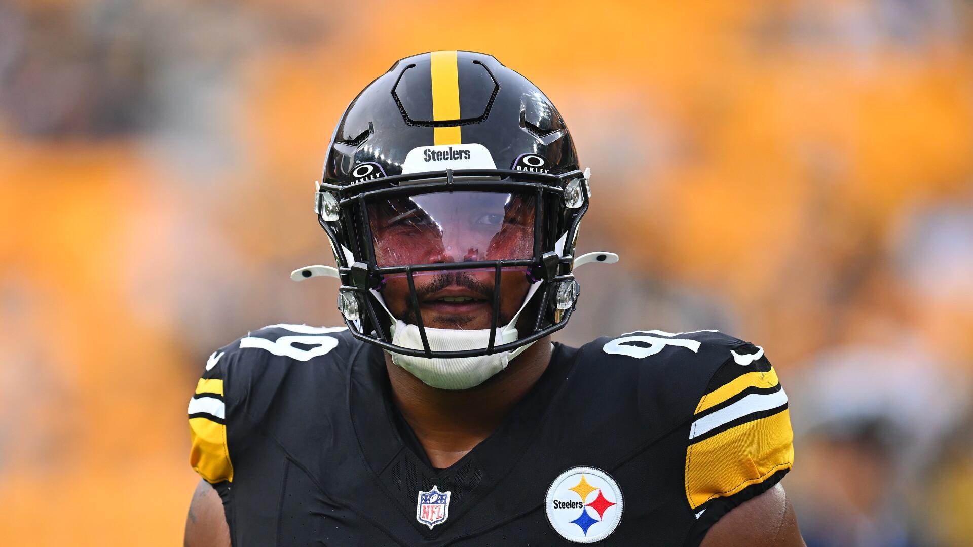 El DE de los Steelers Derrick Harmon se retira en carrito por lesión en el pie