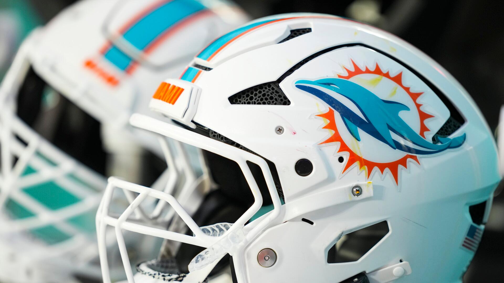 Dolphins fichan al corredor Carlos Washington y ascienden al liniero defensivo Mazi Smith