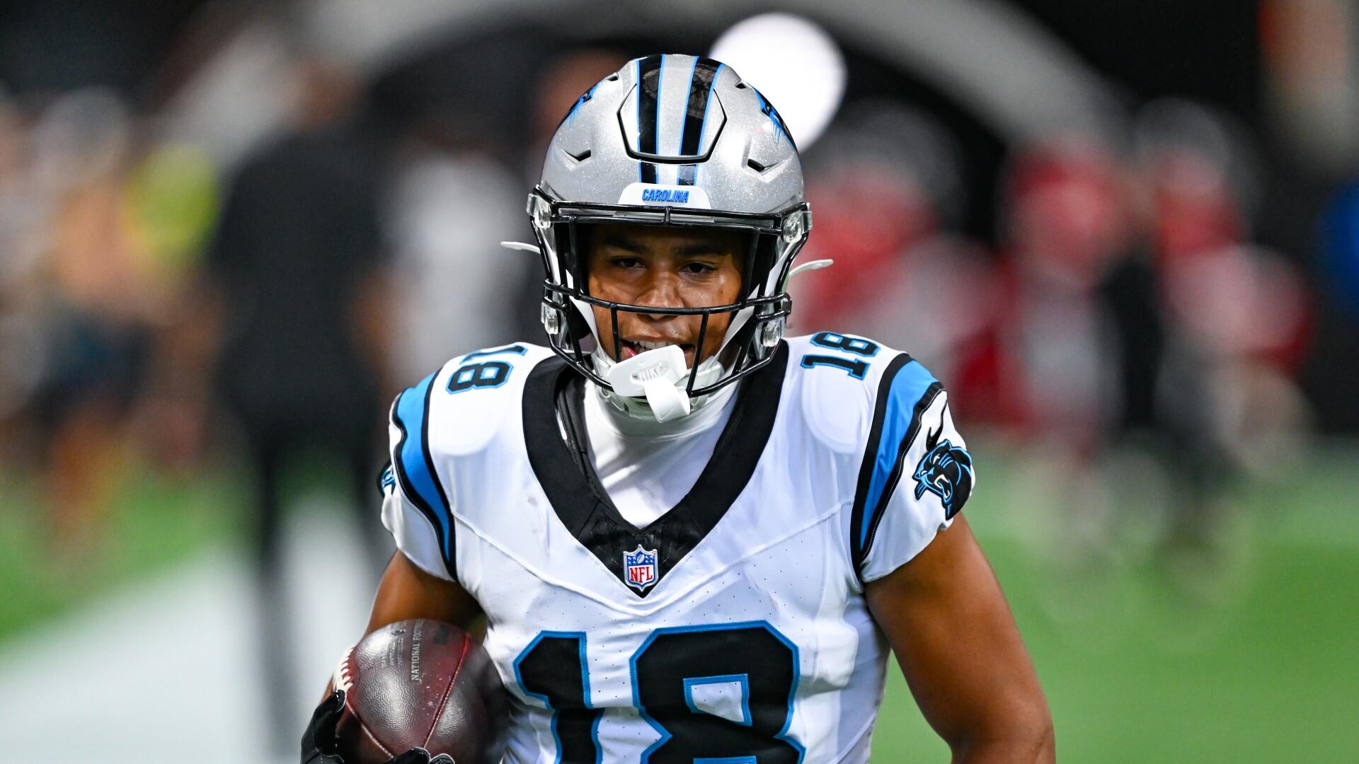Jalen Coker y Monroe Freeling regresan a los entrenamientos de los Panthers