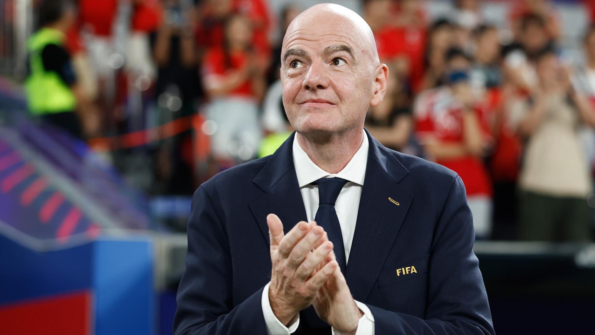 El presidente de la FIFA, Gianni Infantino, se disculpa por los planes de privatización de la Copa del Mundo, pero sigue bajo escrutinio