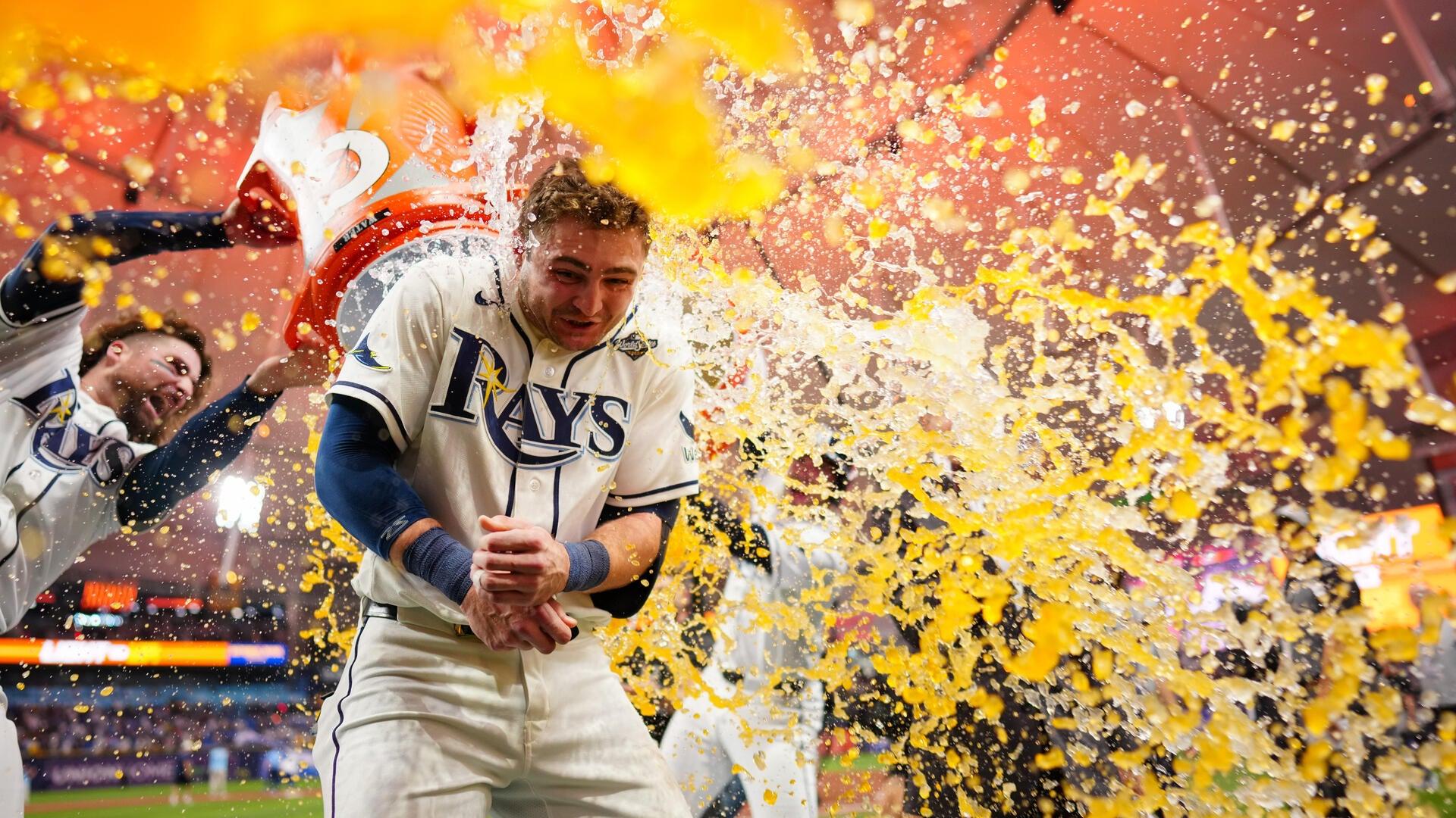 Los Rays siguen vivos ante los Brewers en un clásico de Serie Mundial en entradas extra; los Colts comienzan la venta de la fecha límite de cambios de la NFL
