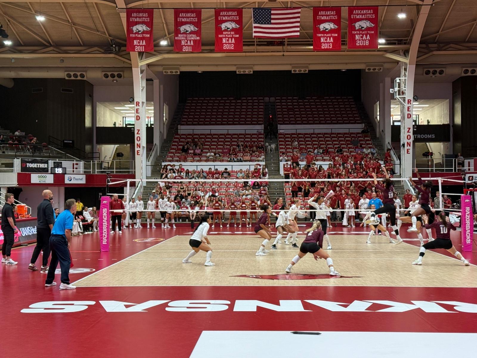 Arkansas sorprende al núm. 12 Texas A&M en cuatro sets