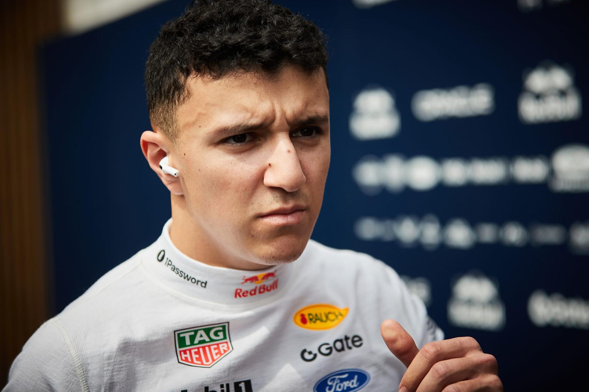 Hadjar escapa con una advertencia por empujar a un invitado en el paddock de F1 en México