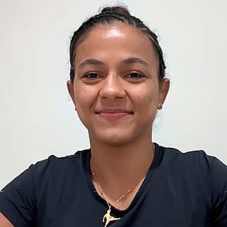 Wang Cong se burla del movimiento característico de Natalia Silva en los pesajes ceremoniales de UFC 332