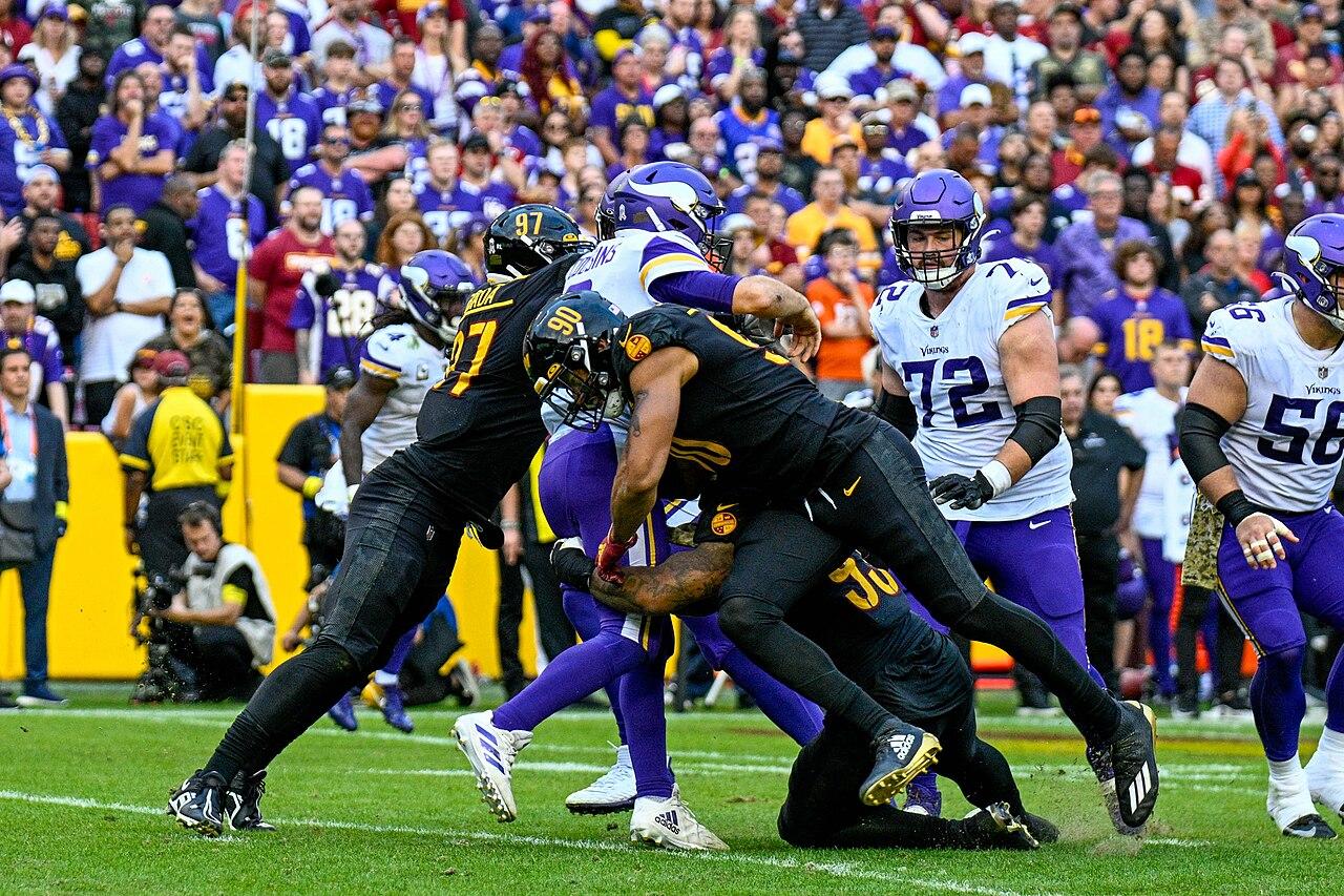 Vikings logran victoria difícil sobre Dolphins mientras frustraciones de Miami crecen