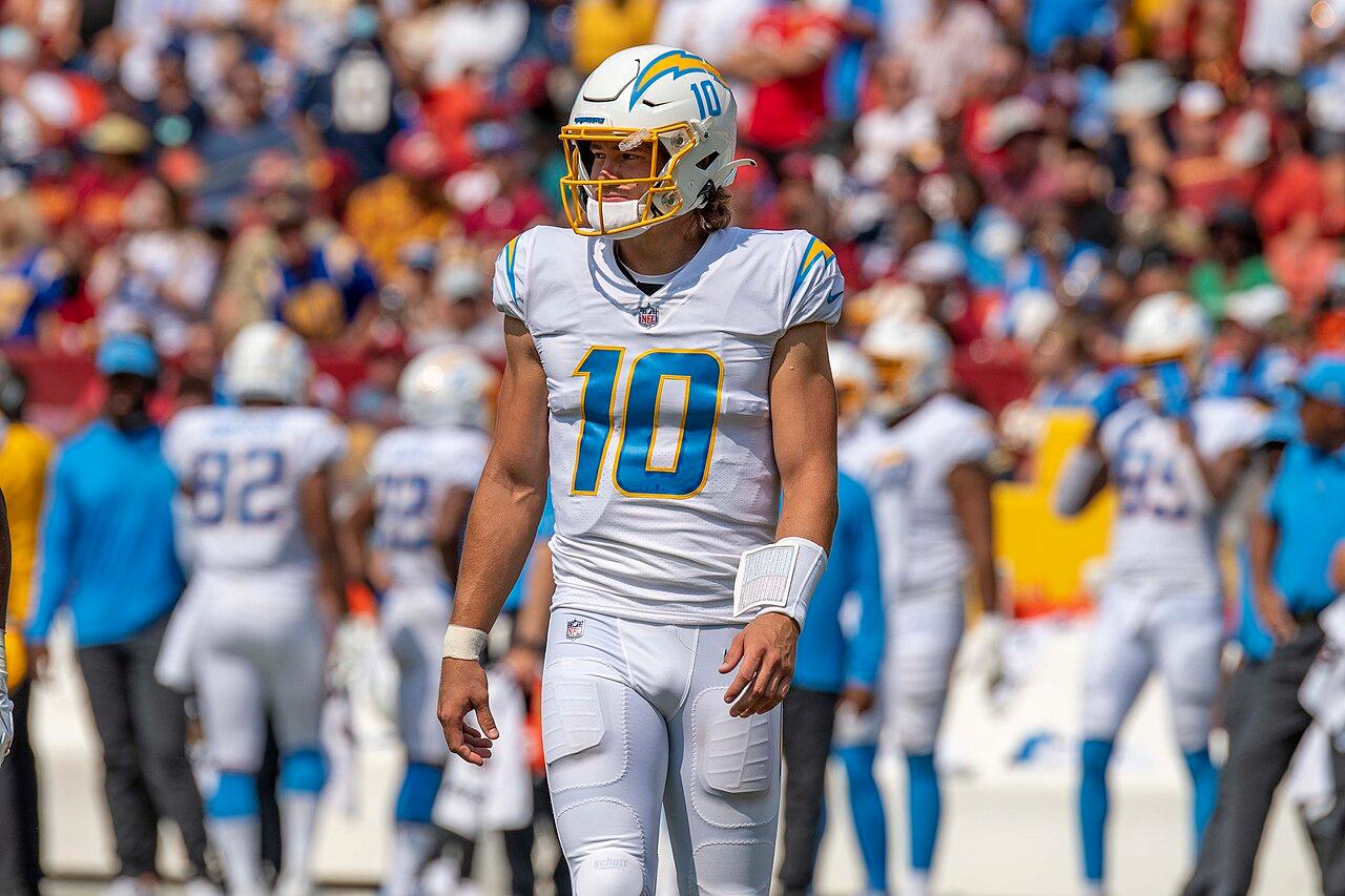 Pérdidas de balón y colapso en el cuarto cuarto dejan a los Chargers sin victorias ante Denver