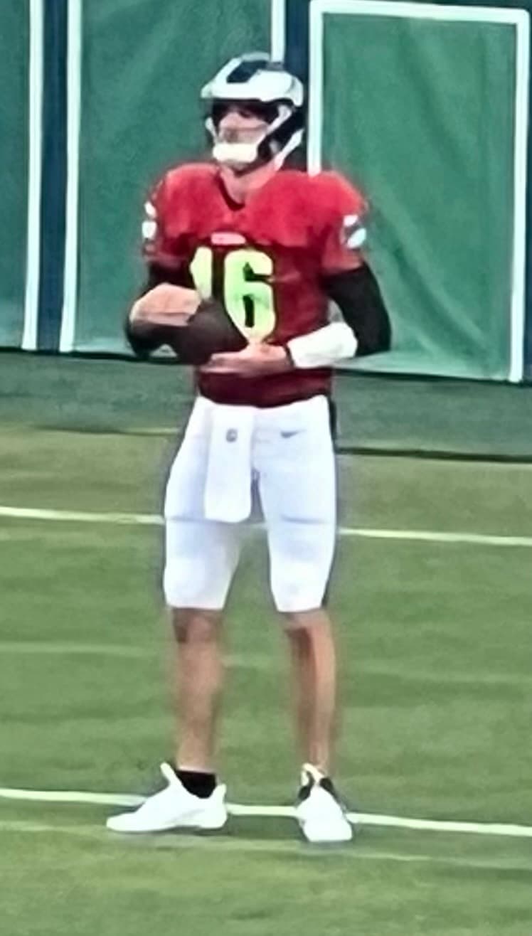 Los Eagles entregan el balón a Tanner McKee sin Hurts ni Barkley