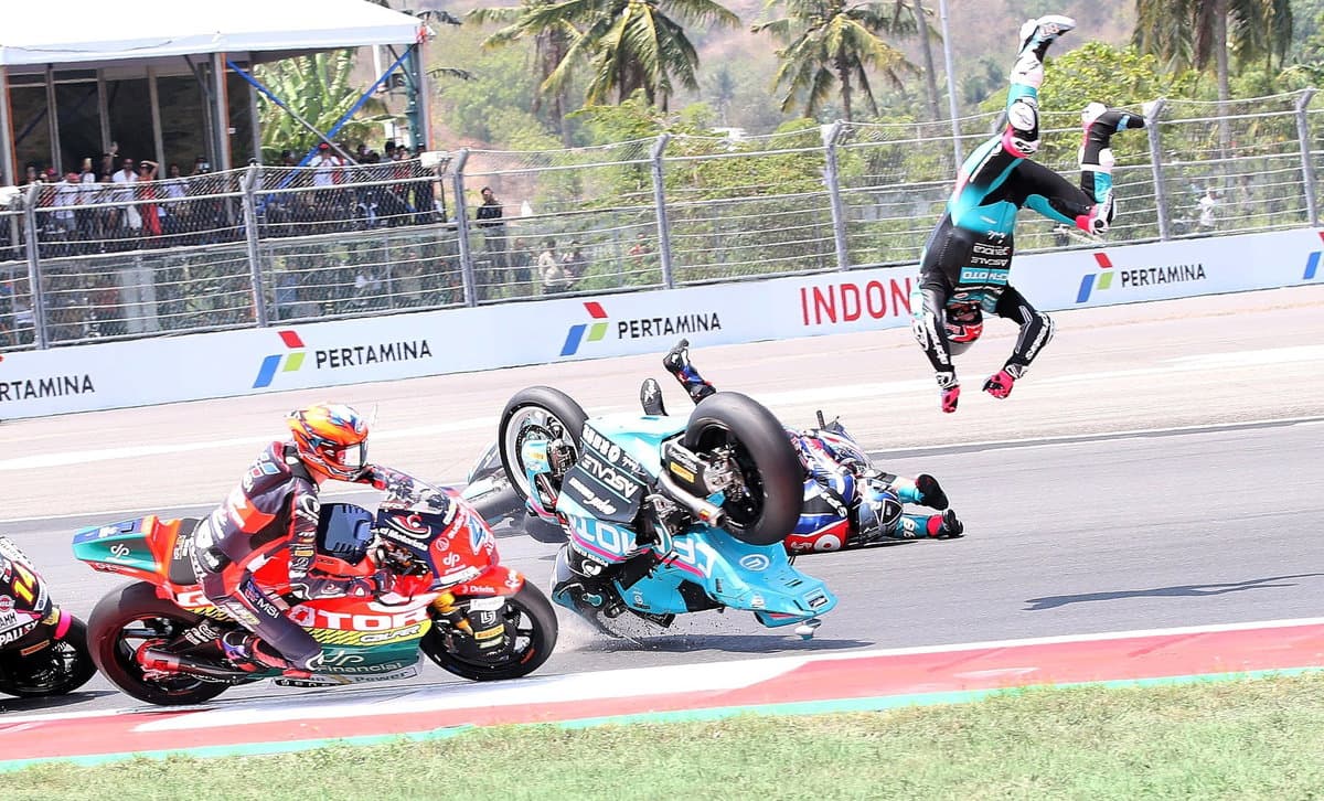 FOTOS: Holgado asume "total responsabilidad" tras grave accidente de compañero Alonso en el Gran Premio de Mandalika